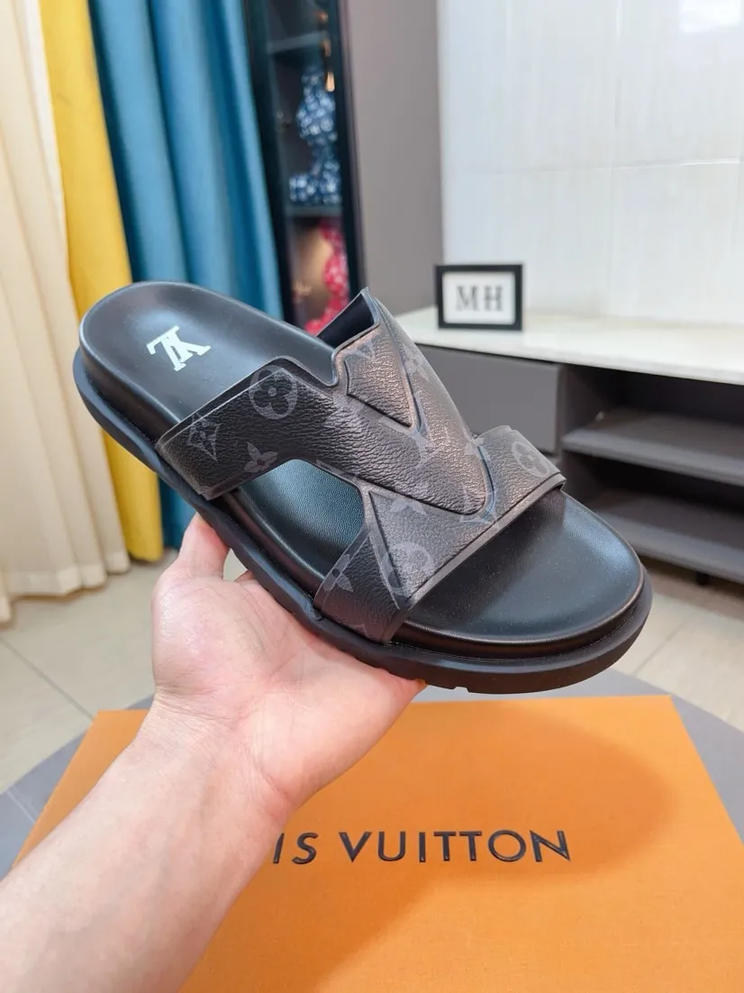 Men's shoes 💰360🌹🌹 (lv-Louis Vuitton) new men's sandals, high-end boutique, exquisite embossed logo decoration on the upper, fine workmanship, super soft soles, casual, loose and comfortable, a must-have in summer! \nsize：38-44